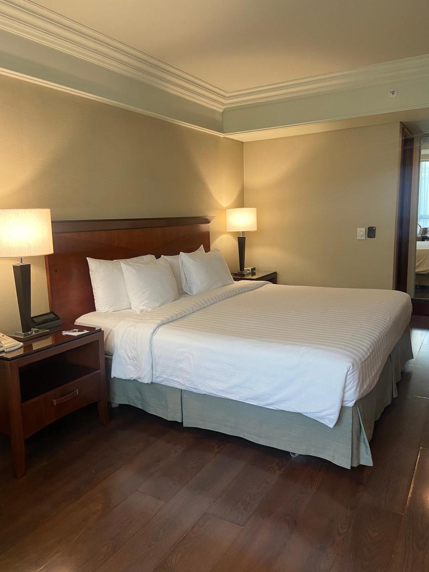 Regal Pacific Puerto Madero Otel Buenos Aires Dış mekan fotoğraf A guest room at the Hilton Garden Inn in San Francisco, California